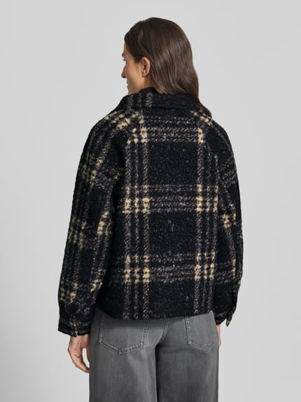 Frauenmodel trägt Kurzmantel mit Stehkragen Modell 'SC-GISA 1' von SOYACONCEPT, Bouclé-Struktur, unifarben mit Struktur, Rückansicht.