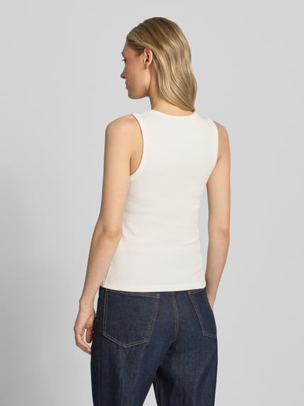 Vrouwenmodel draagt Slim Fit Top uit katoenmix model 'CHLOE' van Vero Moda, look: effen, fijnrib materiaalverwerking, Ganzkörperansicht Rückansicht.