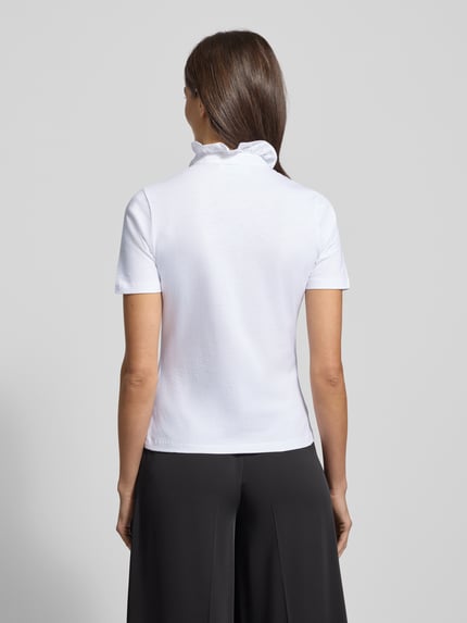 Frauenmodel trägt T-Shirt mit Stehkragen und Rüschen von Rich & Royal aus reiner Baumwolle, Regular-Fit, Rückenlänge 58 cm, Ganzkörperansicht Rückansicht.