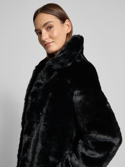 Frauenmodel trägt Regular Fit Webpelzmäntel mit Umlegekragen Modell 'CETEDIA' von BOSS, unifarbenes Kunstfell, Nahaufnahme Oberkörper.