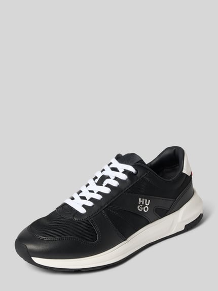 Produktfoto, Sneaker mit Label-Datei Modell 'GO3_nypu' von HUGO in Schwarz mit weißen Schnürsenkeln, glatte und strukturierte Texturen, Herren Sneaker von HUGO