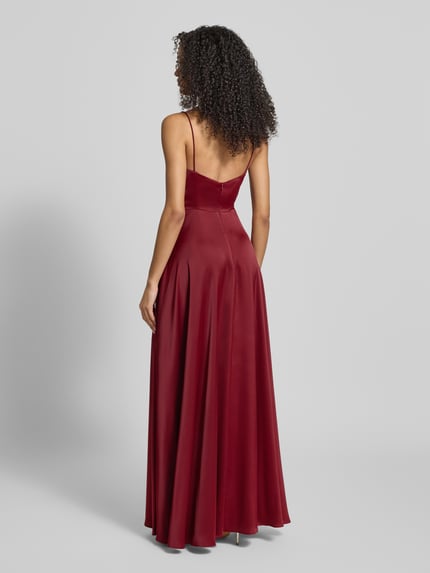 Vrouwenmodel draagt avondkleid met waterfall-halslijn van Jake*s Cocktail, rood, taillering, gladde stof, detail van rugzijde, Ganzkörperansicht Rückansicht.