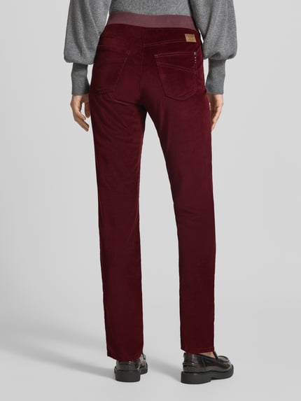 Frauenmodel trägt Slim Fit Jeans aus Baumwoll-Viskose-Mix Modell 'Pamina' von Raphaela By Brax in dunklem Rot, Damen Straight Fit Jeans, Ganzkörperansicht Rückansicht