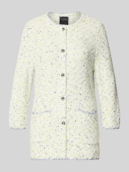 Produktfoto, Strickjacke mit 3/4-Arm und aufgesetzten Taschen von Marc Cain, cremefarben mit blauen Akzenten, Baumwoll-Mix, Regular-Fit, Rundhalsausschnitt, Knopfleiste, aufgesetzte Taschen, strukturierte Oberfläche, Rückenlänge bei Größe 36: 79 cm, Ärmellänge bei Größe 36: 56 cm.