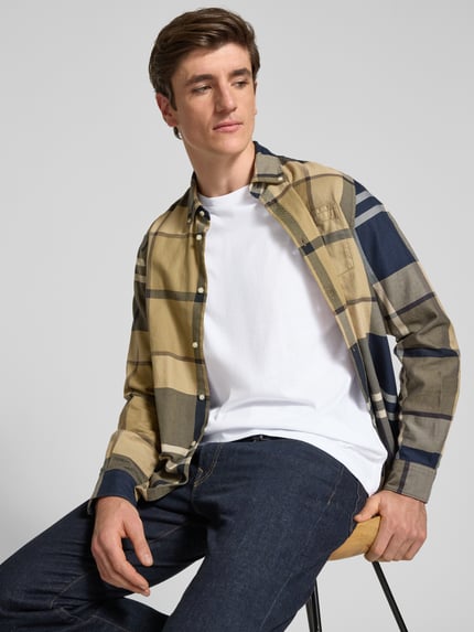 Männermodel trägt Langarmshirt mit dezentem Logo-Detail von S.OLIVER CASUAL, unifarben, Rundhals, langarm, Nahaufnahme Oberkörper.
