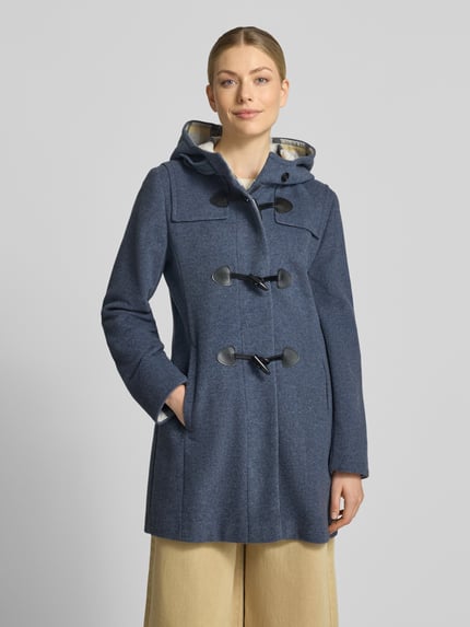 Frauenmodel trägt Regular Fit Dufflecoat aus Woll-Mix von Gil Bret in Blau mit Knebelverschlüssen, glatte Textur, Ganzkörperansicht von vorne, Damen Dufflecoat von Gil Bret.
