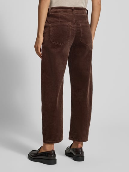 Vrouwenmodel draagt Cordhose met französischen Eingrifftaschen van Christian Berg Woman in bruin katoenmix met stretch, barrel fit, knoop- en ritssluiting, steekzakken, achterzakken, bandwijdte maat 36: 40 cm, binnenbeenlengte maat 36: 64 cm, volledig zichtbare achterkant