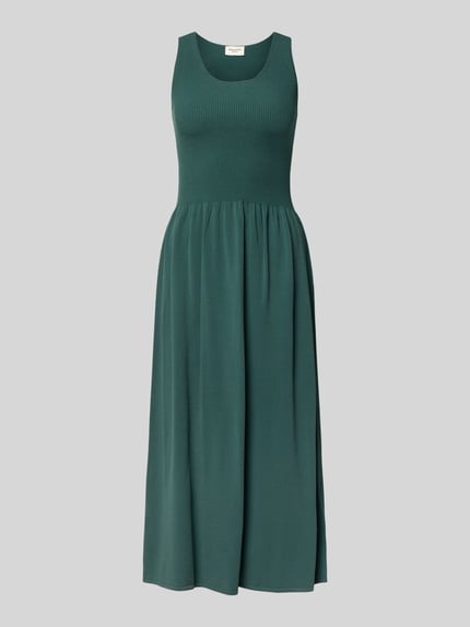 Productfoto, groen A-lijn tricotjurk uit viscosemix model 'CALIBRI' van Weekend Max Mara, effen kleur, fijne ribstructuur bovenaan.