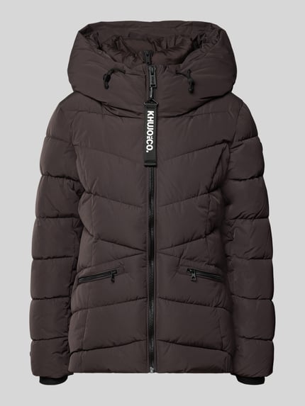 Produktfoto, Steppjacke mit Kapuze und Label-Detail Modell 'HERSCH2' von khujo, kolor brązowy, przeszycia, proste rękawy, zamek z przodu, boczne kieszenie na zamek, ściągacze na rękawach, prosty krój, długość tyłu 63 cm, szerokość w rozmiarze S: 50 cm, długość rękawa 64 cm