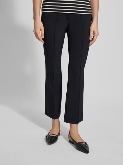 Vrouwenmodel draagt Flared stoffen broek in verkorte pasvorm Model 'FARAH' van Cambio, materiaalmix met stretch, steekzakken, flared cut, verkort, Ganzkörperansicht van voren.