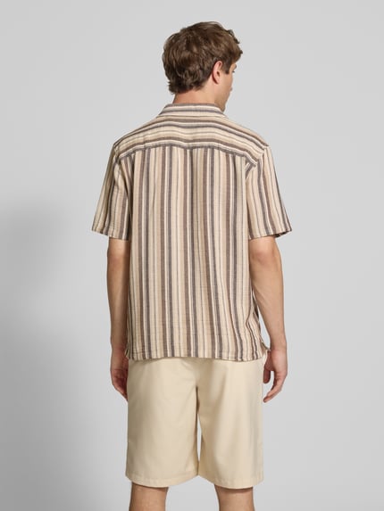 Männermodel trägt Regular Fit Freizeithemd aus katoenmix Modell 'TREV LIFE' van Only & Sons met all-over streepstructuur, resortkraag, korte mouw, knoopsluiting, rugpas en zijsplitten, beige en bruin tinten, Ganzkörperansicht Rückansicht.