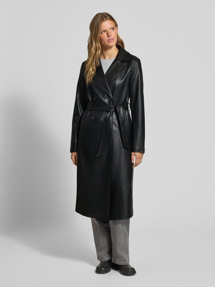 Frauenmodel trägt Mantel in Leder-Optik mit Bindegürtel von REVIEW, schwarz, Reverskragen, zweireihig, glatte Textur, Ganzkörperansicht von vorne.