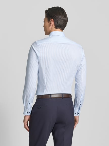 Mannenmodel draagt Slim Fit Business Hemd met Kentkragen van OLYMP Level Five, lichtblauw gestreept, elastische katoenmix, lange mouw, doorlopende knoopsluiting, ruglengte 79 cm, schouderbreedte 40 cm, mouwlengte 65 cm, volledige rugaanzicht.