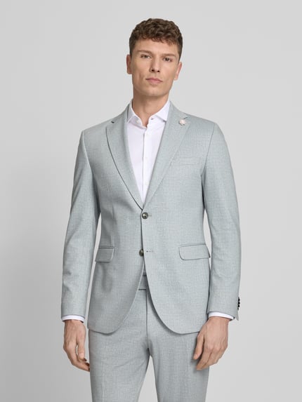 Männermodel trägt Slim Fit 2-knoops colbert model 'Paul' van CG - Club of Gents in lichtgrijs materiaalmix met viscose, klepzakken, reverskraag, ruglengte maat 50: 76 cm, schouderbreedte 46 cm, mouwlengte 65 cm. Ganzkörperansicht van voren.