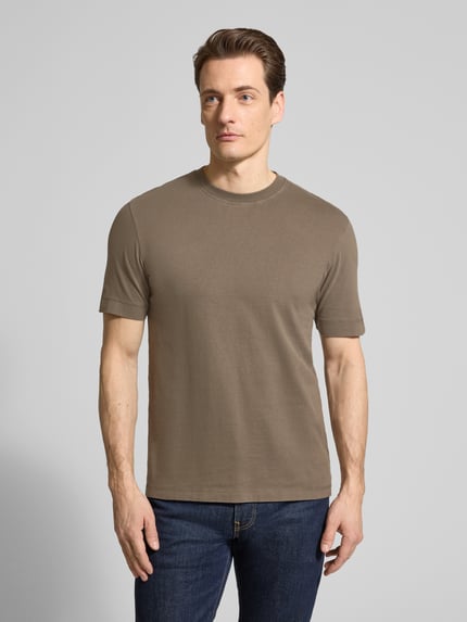 Männermodel trägt T-Shirt mit Rundhalsausschnitt von Drykorn, regular fit, pure katoen, heren, ruglengte maat M 69 cm, ganze lichaamsvooraanzicht.