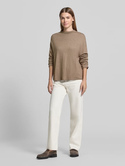 Frauenmodel trägt Turtleneck mit Mock Neck von MARC O'POLO, brauner Feinstrick, unifarben, strukturierte Optik, Relaxed Fit, Ganzkörperansicht von vorne.