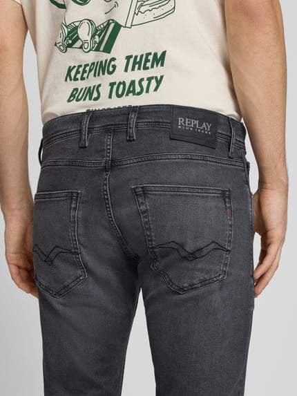 Mannelijk model draagt Slim Fit Jeans im 5-Pocket-Design Modell 'Grover' van Replay in donkergrijs katoenmix met stretch, nauwsluitend model, knoop- en ritssluiting, bandwijdte en binnenbeenlengte maat 32/32, detailopname rugaanzicht.