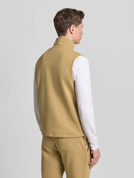 Männermodel trägt Regular Fit Weste aus Baumwoll-Mix von Polo Ralph Lauren, Optik: Unifarben, Stehkragen, Ganzkörperansicht Rückansicht.