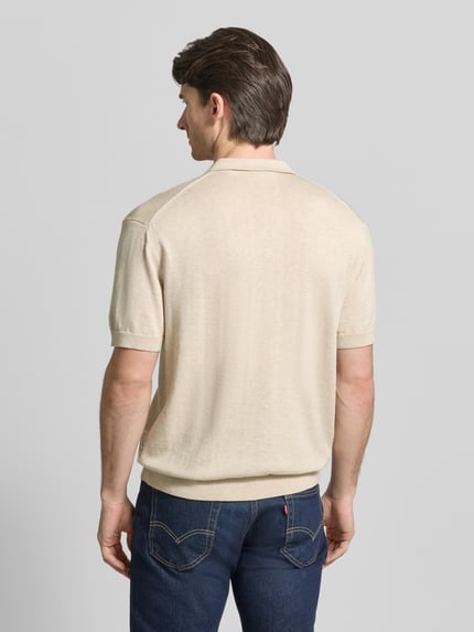 Männermodel trägt Freizeithemd mit 1/2-Arm Modell 'BELLS' von Casual Friday in Beige, Baumwoll-Lyocell-Mix, Rückansicht, Ganzkörperansicht