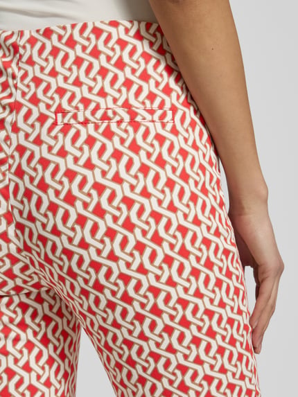 Frauenmodel trägt Slim Fit Hose in verkürzter Passform von Christian Berg Woman im Allover-Look aus Baumwoll-Mix mit Stretch-Anteil, Detailaufnahme Rücken.