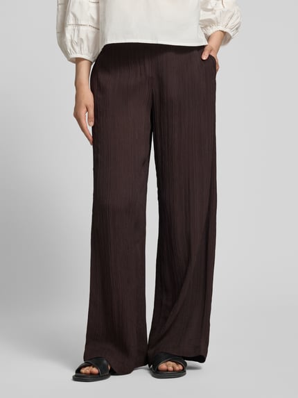 Frauenmodel trägt Wide-Leg-Pants aus Reine Viskose von Someday, Loose-Fit, elastischer Bund, Modell 'Cenya resort', Nahaufnahme Unterkörper.