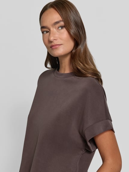 Frauenmodel trägt Sweatshirt aus Micromodal-Mix mit Rundhalsausschnitt von Rich & Royal in Braun, Regular Fit, Kappärmel, Nahaufnahme Oberkörper.