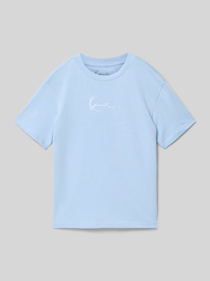 Productfoto, lichtblauw T-shirt met logo-stitching en ronde hals van KARL KANI, puur katoen, recht model, ruglengte maat 134: 56 cm