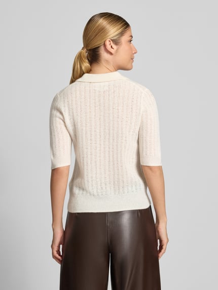 Frauenmodel trägt Slim Fit Poloshirt aus reinem Kaschmir von Christian Berg Woman in Strick-Optik, cremefarben, Ganzkörperansicht Rückansicht.