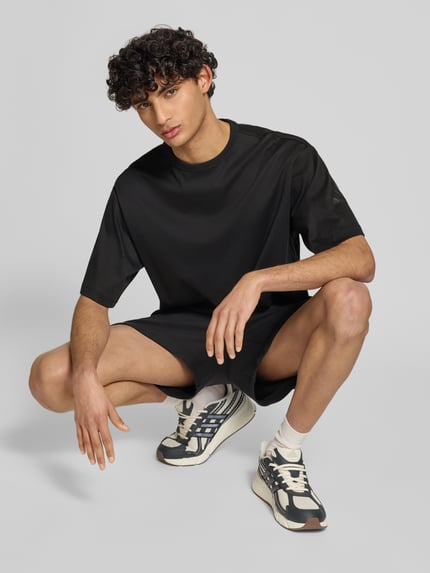 Mannenmodel draagt Relaxed Fit T-Shirt uit puur katoen van adidas Sportswear, look: effen, pasvorm: relaxed fit, korte mouw, jersey materiaalverwerking, voorkant volledig lichaamsbeeld.