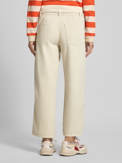 Frauenmodel trägt Jeans mit Bindegürtel von Jake*s Casual, Reine Baumwolle, Wide-Fit, Eingrifftaschen, helles Beige, Ganzkörperansicht Rückansicht.