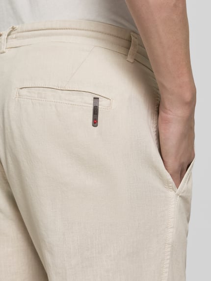 Männermodel trägt Hose aus Leinen-Baumwoll-Mix mit Tunnelzug von CINQUE in Beige, Modell 'Juli', Regular-Fit, Detailaufnahme Rückansicht.