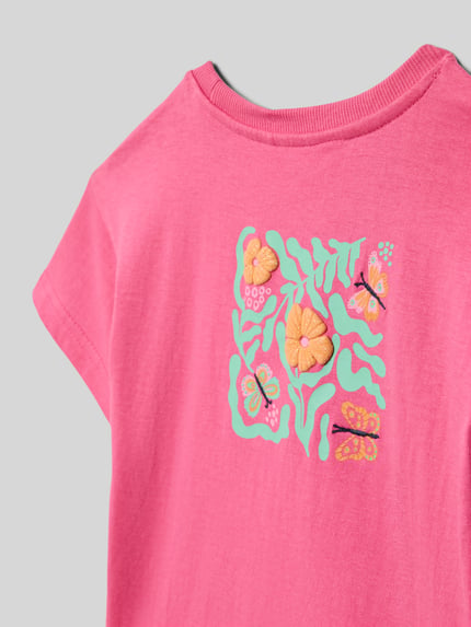 Produktfoto, T-Shirt mit Stitching und Rundhalsausschnitt von Blue Seven, bawełna, krój regular fit, długość tyłu w rozmiarze 116: 44 cm, różowy z nadrukiem kwiatów i motyli, gładka faktura