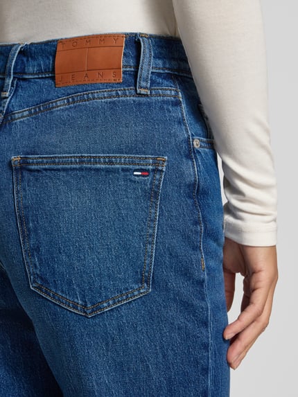 Frauenmodel trägt Straight Fit Jeans aus Baumwoll-Mix von Tommy Jeans in Melange-Optik mit Label-Patch und 5-Pocket-Design, Detailaufnahme Rückansicht.