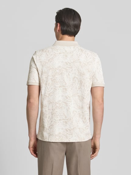 Mannenmodel draagt Regular Fit Poloshirt uit katoen in allover-look van Fynch-Hatton, met knoopsluiting, ruglengte 71 cm, achterkant full-body view.