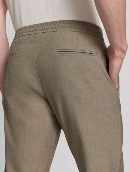 Männermodel trägt Straight Leg Hose mit Viskose-Anteil Modell 'ROBERT' von SELECTED HOMME in Melange-Optik, Paspeltaschen, Detailaufnahme Rückansicht.