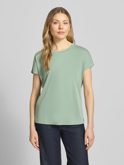 Frauenmodel trägt T-Shirt aus Modal-Mix mit Rundhalsausschnitt von Jake*s Collection in Grün, Regular-Fit, Rückenlänge 58 cm, Ganzkörperansicht von vorne.