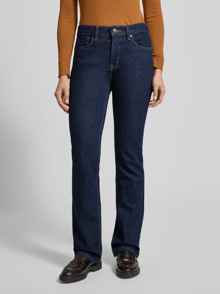 Frauenmodel trägt Jeans mit 5-Pocket-Design von Lauren Ralph Lauren in Dunkelblau, gerader Schnitt, aus Baumwoll-Elasthan-Mix, Ganzkörperansicht von vorne.