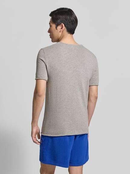 Männermodel trägt Slim Fit T-Shirt mit Rundhalsausschnitt Modell 'Sonoma' von American Vintage in Grau, reine Baumwolle, Rückansicht, Ganzkörperansicht.