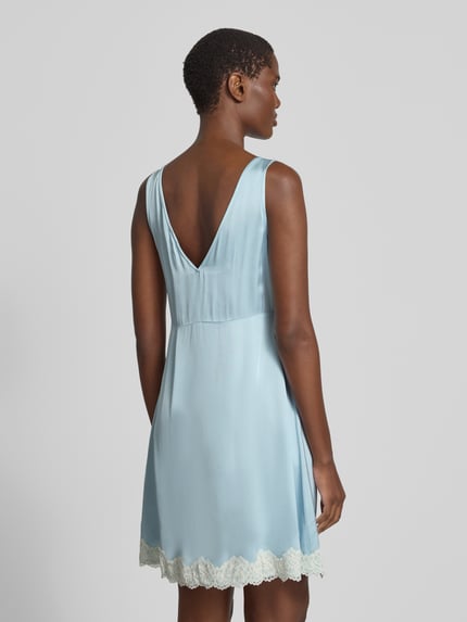 Vrouwenmodel draagt Minikleid uit satijn met kanten afwerking van Jake*s Casual, lichtblauw, A-lijn, kanten zoom, ruglengte maat 36: 70 cm, borstwijdte maat 36: 44 cm, geheelbeeld achteraanzicht