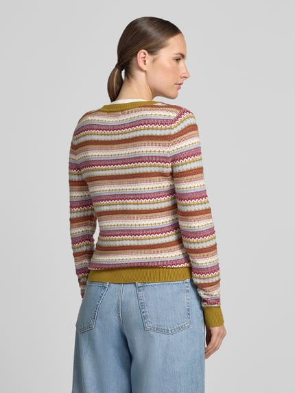 Frauenmodel trägt Strickjacke aus Viskose-Mix im Allover-Look von Christian Berg Woman, mehrfarbig gestreift, Slim Fit, Rundhalsausschnitt, Knopfleiste, Rückansicht, Ganzkörperansicht.