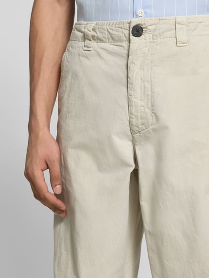 Mężczyzna nosi Straight Fit Stoffhose aus Baumwolle od ANNARR, jasny beż, wpuszczane i tylne kieszenie, szlufki na pasek, zapięcie na guzik i zamek błyskawiczny, bawełna, szerokość w rozmiarze 32: 43 cm, długość wewnętrzna nogawki: 76 cm, zbliżenie na górną część przodu.