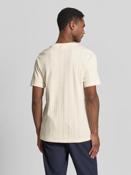 Männermodel trägt T-Shirt in Jaquard-Strick mit Rundhalsausschnitt von Lindbergh, regular fit, katoen, label-detail, ruglengte 72 cm, Ganzkörperansicht Rückansicht