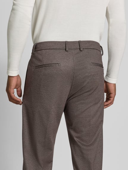 Männermodel trägt Regular Fit Anzug mit Viskose-Anteil Modell 'Ponza' von CINQUE in Braun, elastischer Material-Mix, Nahaufnahme Rückansicht.