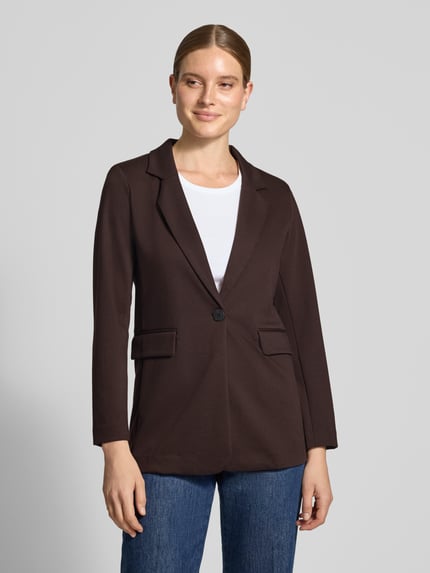 Frauenmodel trägt Regular Fit Blazer mit Viskose-Anteil Modell 'Nanni' von FREE/QUENT in Dunkelbraun mit Klappentaschen und Reverskragen, langärmlig, Ganzkörperansicht von vorne.