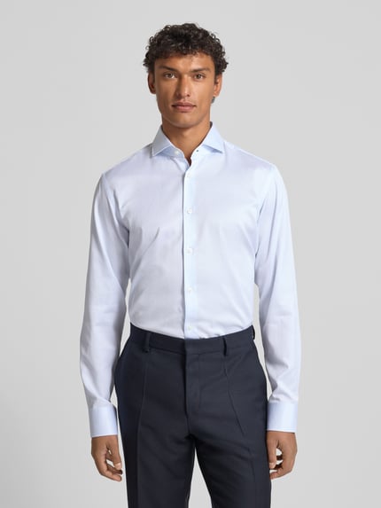 Männermodel trägt Regular Fit Businesshemd aus reiner Baumwolle Modell 'JOE' von BOSS, Optik: Allover-Muster, Ganzkörperansicht von vorne.