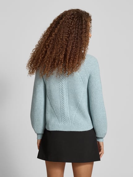 Kobiece model prezentuje Regular Fit Strickpullover aus Viskose-Mix Modell 'KATIA' od Only, niebieski melanż, wzór warkoczowy, widok całej sylwetki od tyłu.