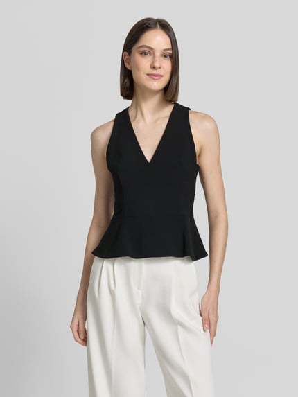 Kobiece modelka nosi Slim Fit Blusentop mit Schößchen od HUGO, efekt: jednolity kolor, krój slim fit, dekolt w serek, zamek błyskawiczny, bez rękawów, rozkloszowana, bluzka, Ganzkörperansicht von vorne.
