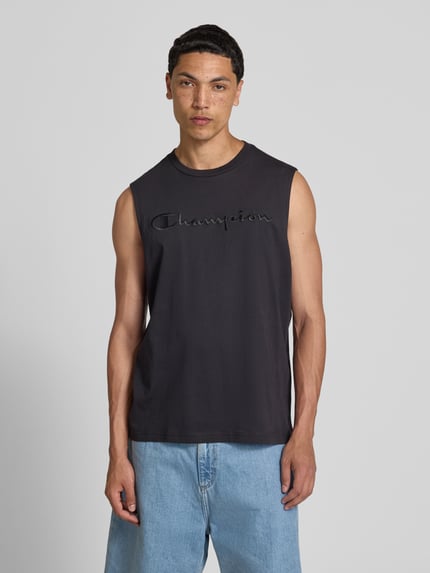 Männermodel trägt Top mit Label-Stitching und Rundhalsausschnitt von CHAMPION, Reine Baumwolle, Regular-Fit, schwarze Farbe, Ganzkörperansicht von vorne.