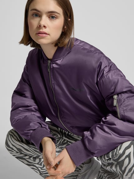 REVIEW Bomberjacke mit Label-Print Purple 3