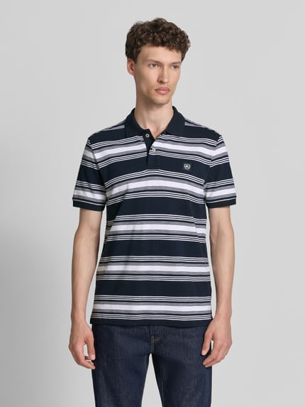Männermodel trägt Regular Fit Poloshirt mit Label-Patch von Lerros in gestreiftem Dunkelblau-Weiß, Reine Baumwolle, Knopfleiste, Ganzkörperansicht von vorne.